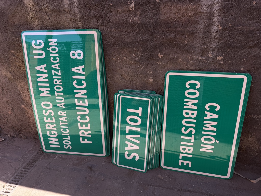 Letreros galvanizados verdes con gráfica reflectiva para Minera Candelaria