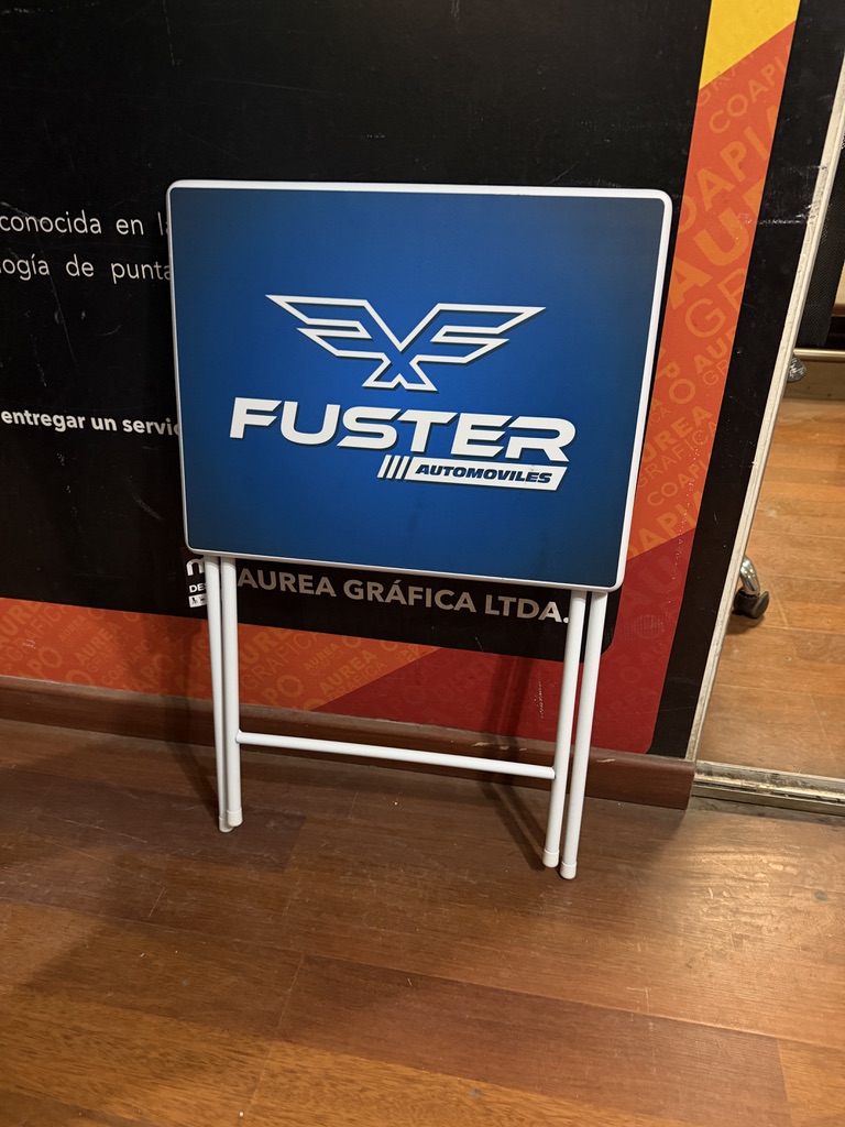 Mesa plegable de Fuster Automóviles personalizada con adhesivo impreso y laminado