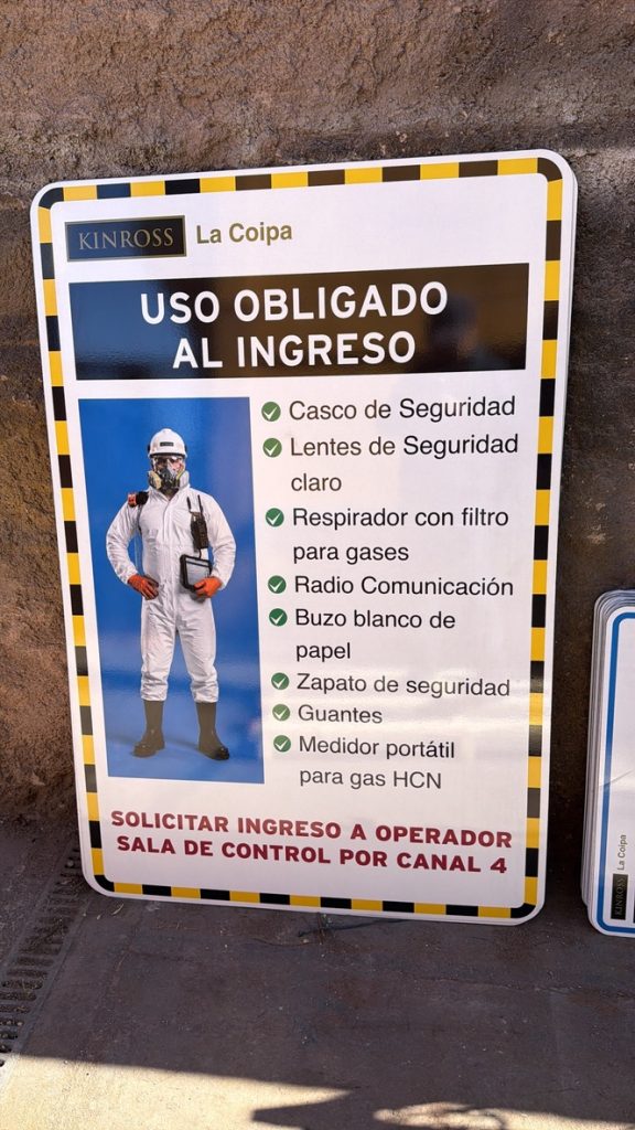 Letrero galvanizado para Kinross La Coipa con requisitos de seguridad al ingreso